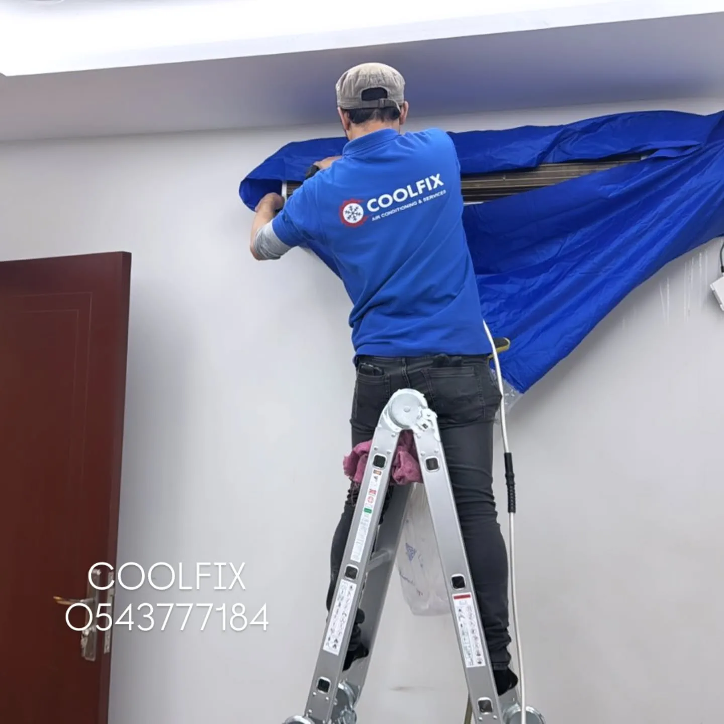 فني كول فيكس يركب وحدة تكييف داخلية