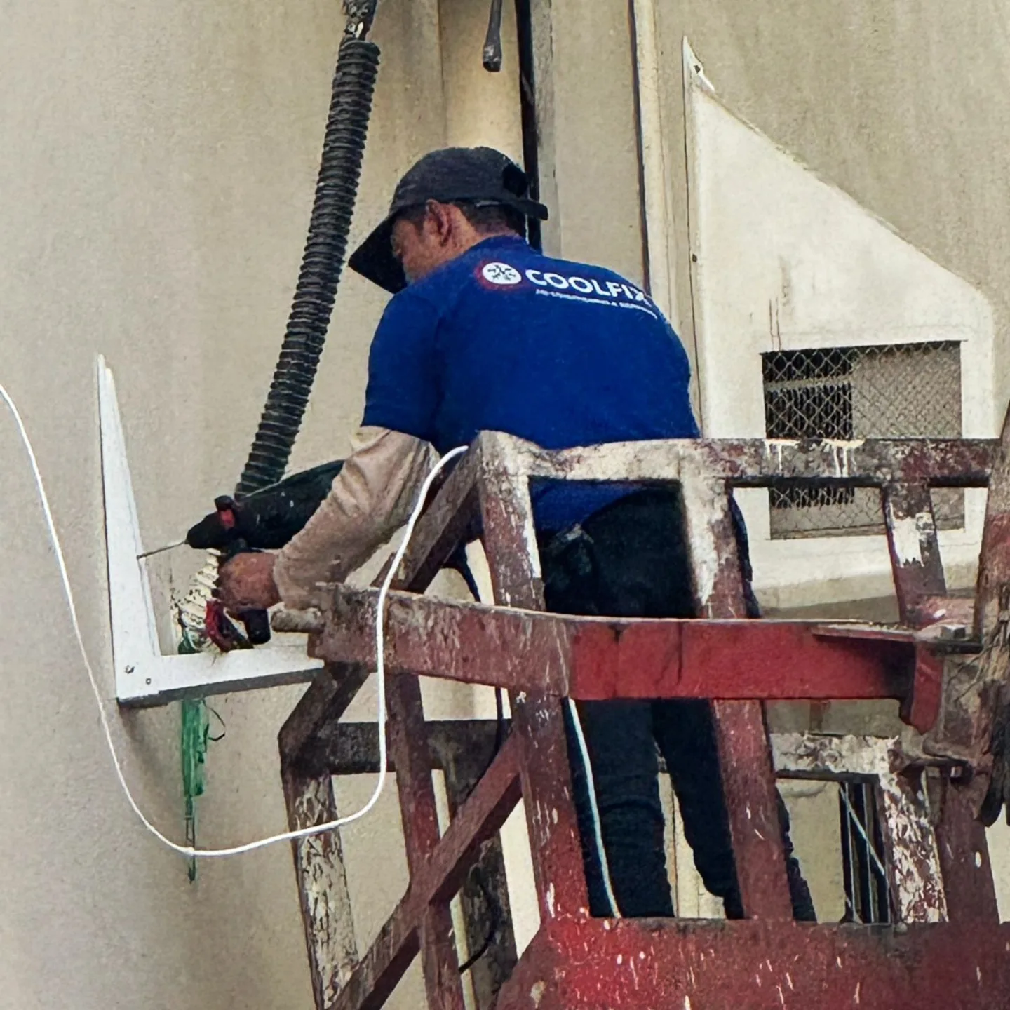 تثبيت حامل وحدة خارجية على واجهة مبنى